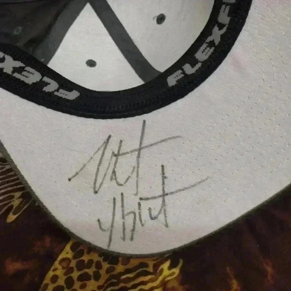 Autographed fitted hat - Picture 1 of 5